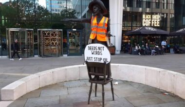 A statue of Emmeline Pankhust, the suffragette leader, in Manchester got the Just Stop Oil treatment today with a speech bubble and high viz vest. “Deeds not words: Just Stop Oil”