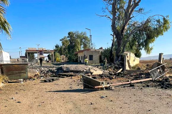 Une photo prise du côté syrien de la frontière avec le Liban montre les conséquences d’une frappe israélienne sur le poste-frontière d’Al-Qaa dans la province de Homs, en Syrie, le 25 octobre 2024.