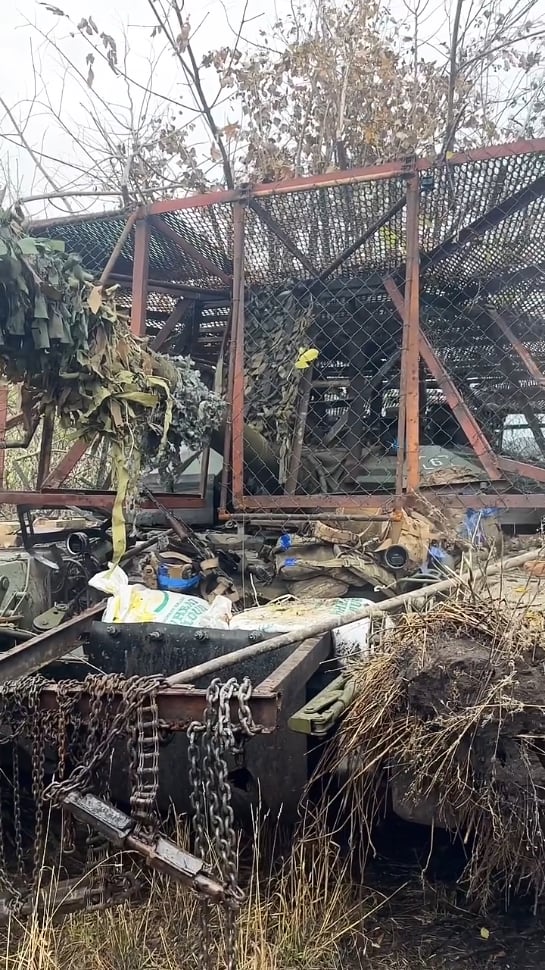 Ukrainian soldiers captured Russian tank T-90S equipped with a cage and an EW system