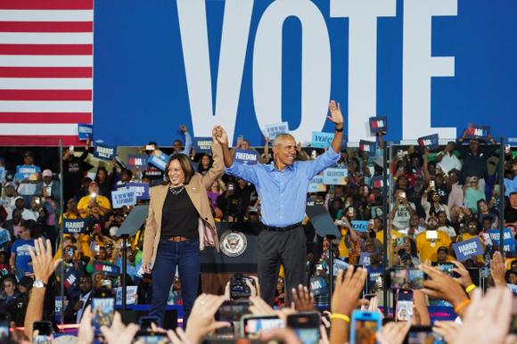 Barack Obama et Kamala Harris lors d’un rassemblement à Clarkston, près d’Atlanta, en Géorgie, États-Unis, le 24 octobre 2024.