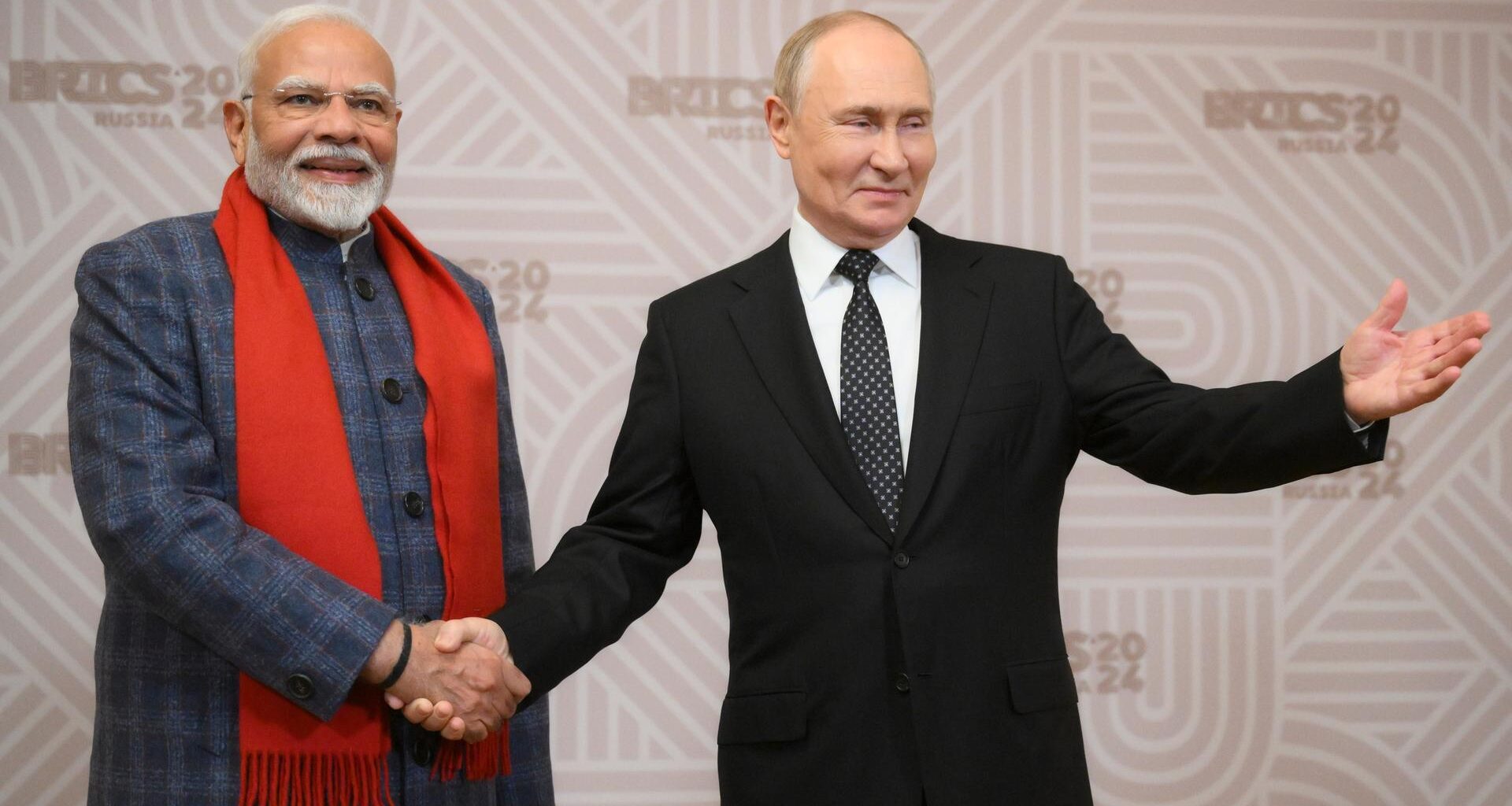 Der russische Präsident Wladimir Putin und der indische Premierminister Narendra Modi schütteln sich beim BRICS-Gipfel in Kasan die Hände.