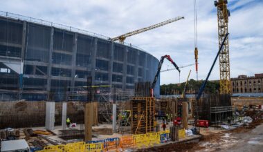 A Fight broke out between Albanian and Romanian workers in the Camp Nou remodel works, with 20 people clashing with bars and sticks and resulting on 6 injured