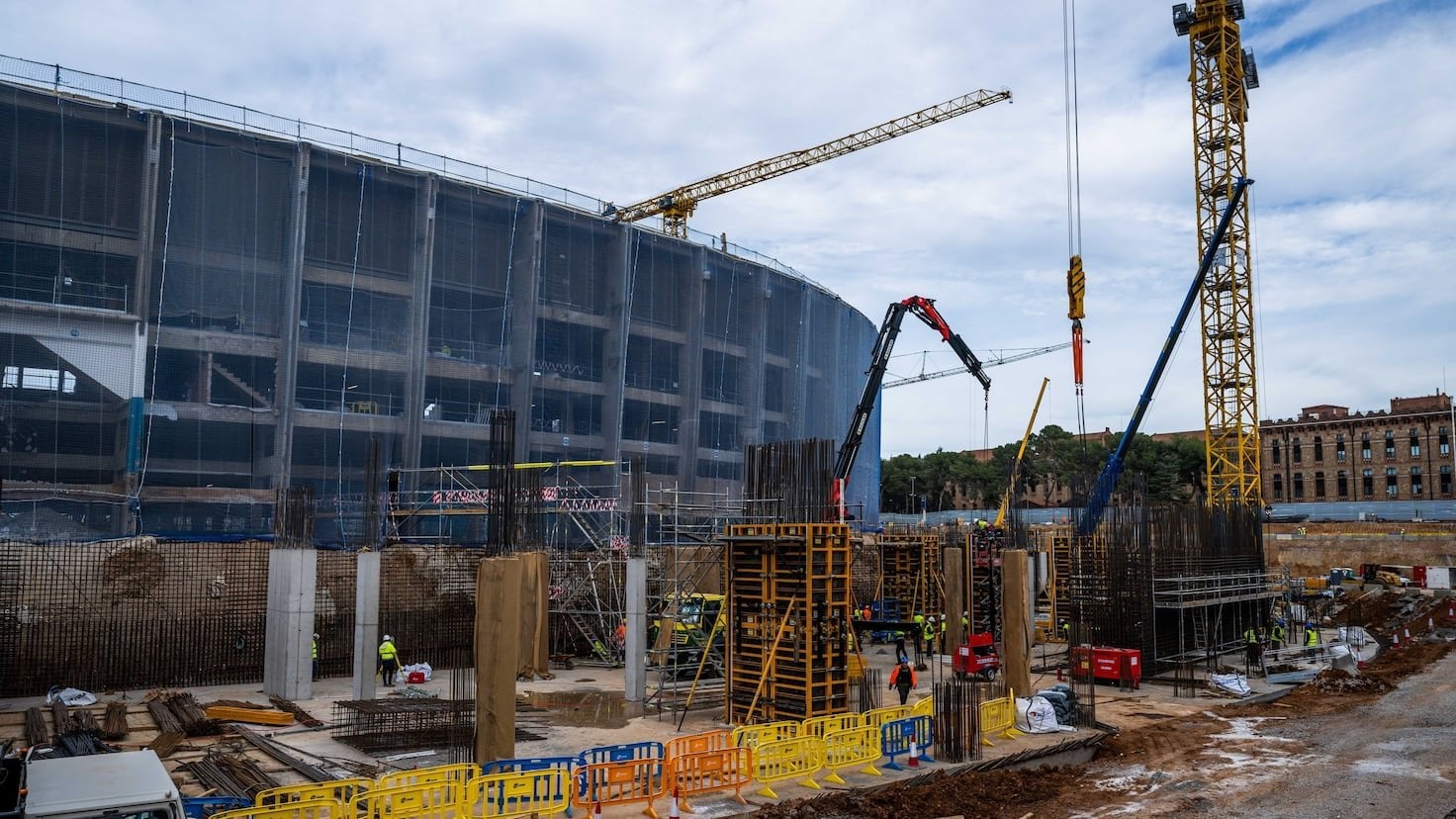 A Fight broke out between Albanian and Romanian workers in the Camp Nou remodel works, with 20 people clashing with bars and sticks and resulting on 6 injured