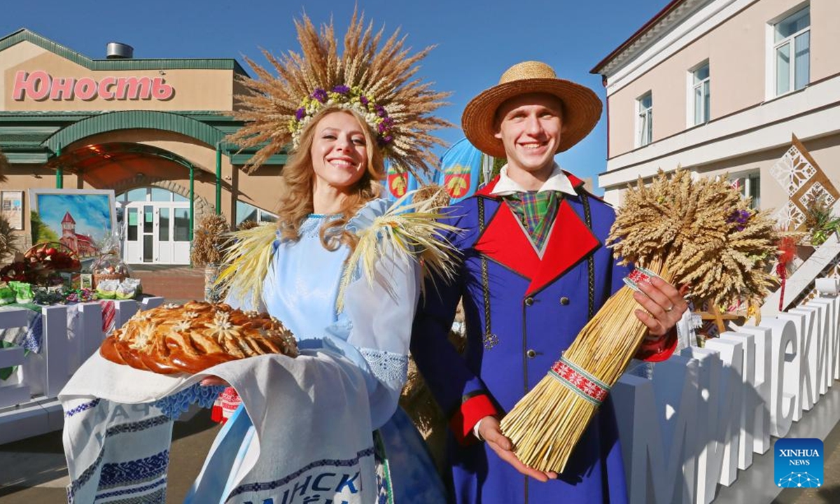 Actors in ethnic costumes pose for photos at a harvest festival in Volozhin, Belarus, Oct. 19, 2024. (Photo: Xinhua)