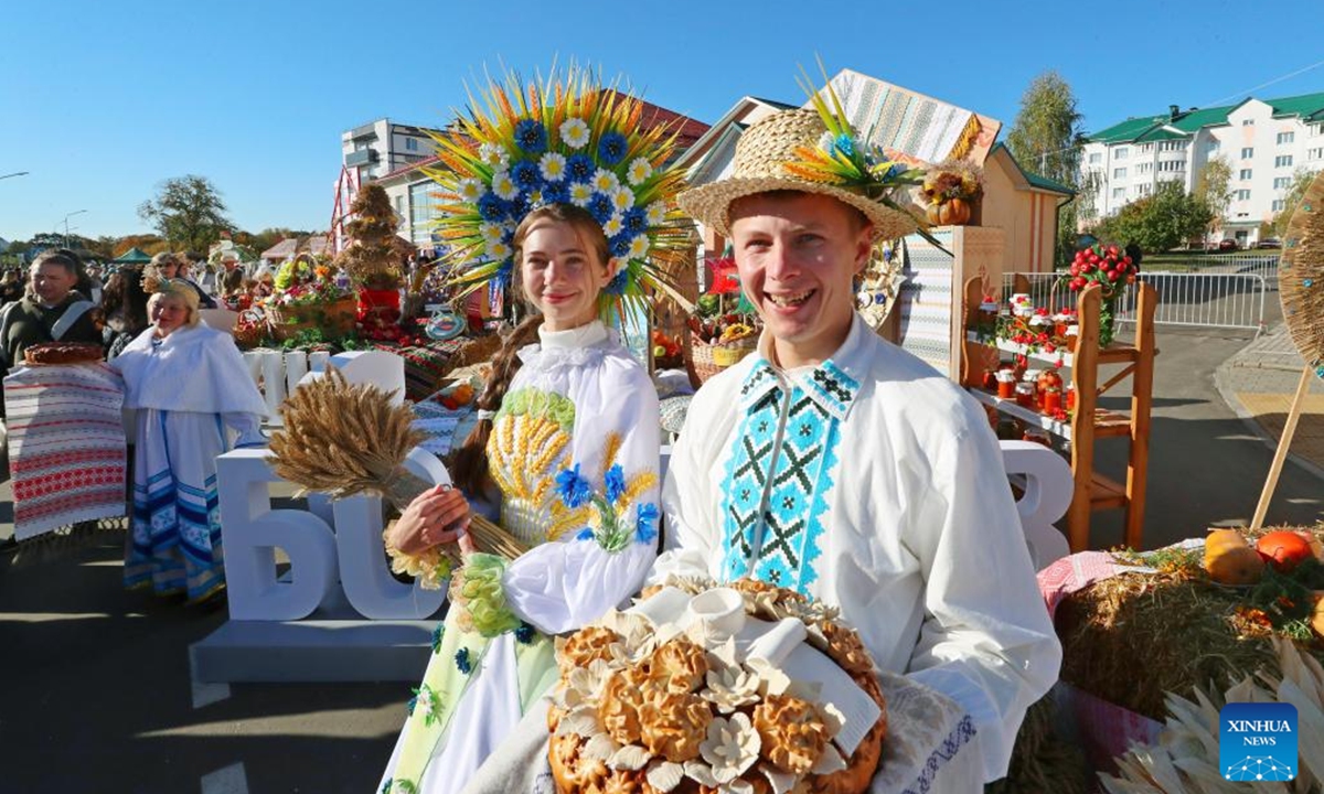 Actors in ethnic costumes pose for photos at a harvest festival in Volozhin, Belarus, Oct. 19, 2024. (Photo: Xinhua)