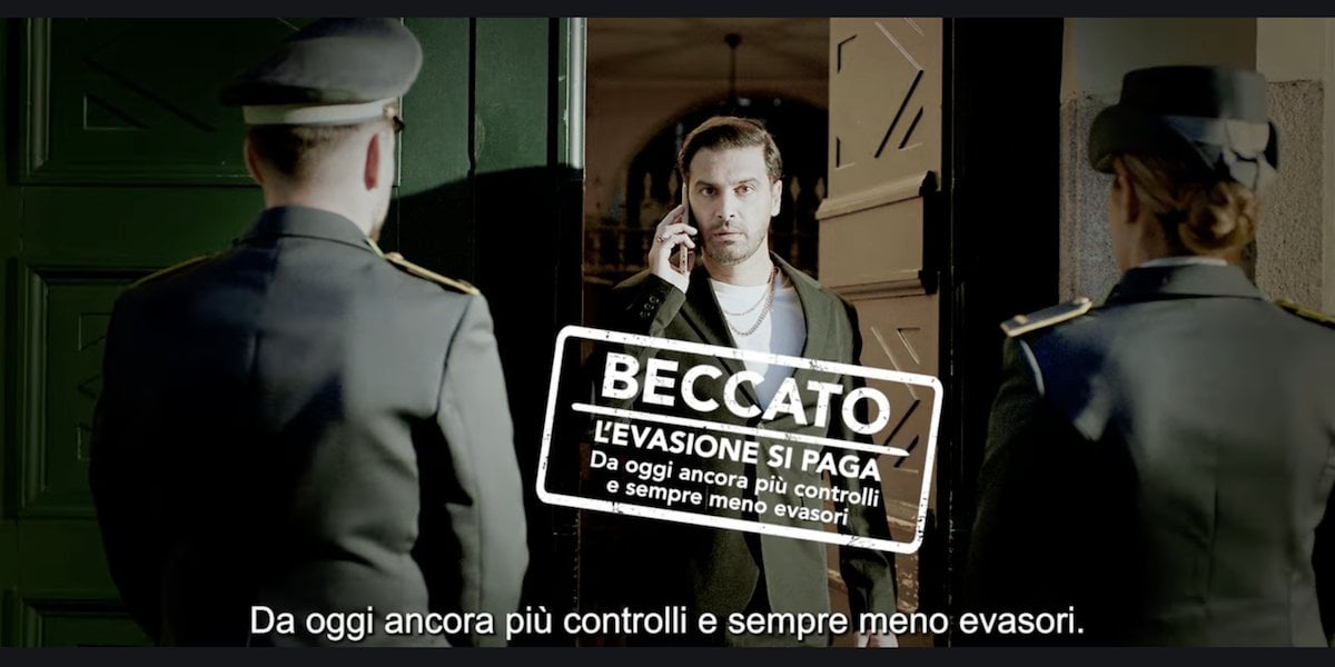 Lo spot strano e fuorviante con cui il governo annuncia un approccio più severo contro gli evasori fiscali - Il Post