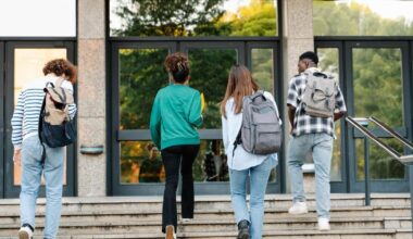 Nord : une lycéenne frappe son enseignante qui lui demandait de retirer son voile