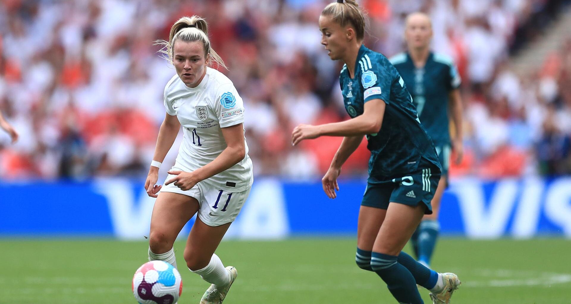 Die englische Fußballerin Lauren Hemp, links, kämpft mit Deutschlands Giulia Gwinn um den Ball während des Endspiels der Frauenfußball-Europameisterschaft 2022 zwischen England und Deutschland im Wembley-Stadion in London.