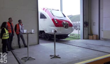 Les CFF présentent leur premier train Intercity pendulaire entièrement rénové - rts.ch