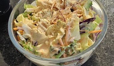 Sometimes a simple salad with freshly ground black pepper is enough (here a mixture of iceberg, sugar loaf, frisée, Chinese cabbage, endive, red cabbage, carrots and broccoli, at a dressing made yesterday)