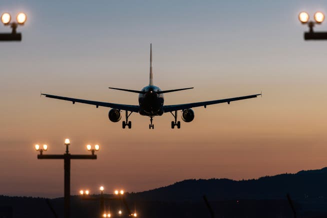 Zürcher Kantonspolizisten haben den Sonderflug begleitet.