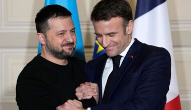 Macron rencontre des soldats ukrainiens dans un camp militaire français