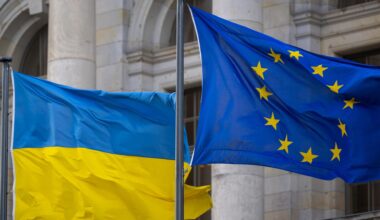 Die Nationalflagge der Ukraine und die Flagge der EU wehen im Wind.