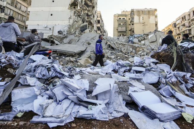 Nach einem israelischen Luftangriff auf eine Akah-Zweigstelle in Beirut liegen zahlreiche Dokumente zwischen den Trümmern.