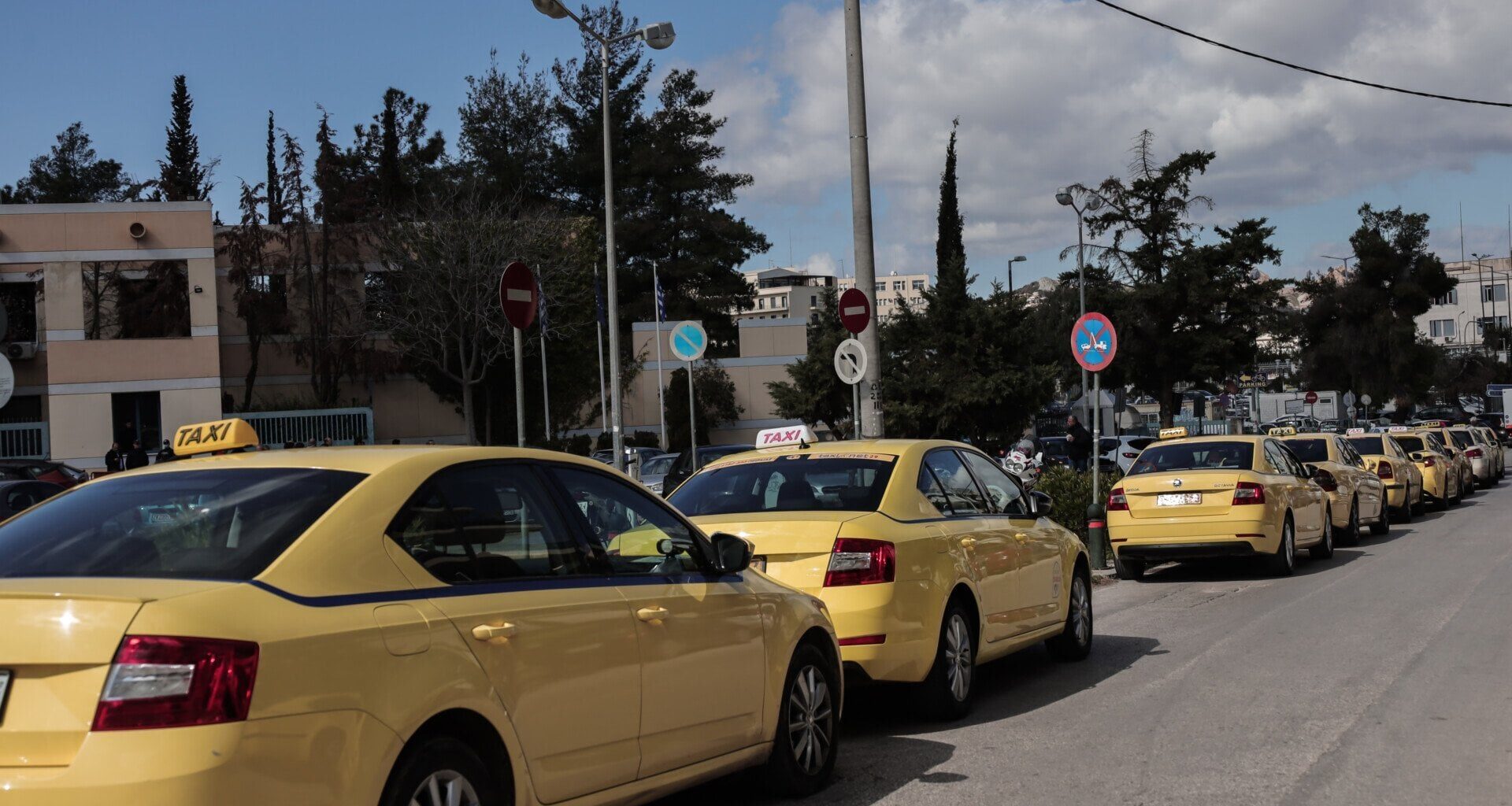 Στο ΣτΕ προσφεύγουν οι οδηγοί ταξί για την τοποθέτηση αυτοκόλλητου σήματος κατοχής POS