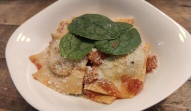 Aujourd'hui c'est moi qui régale : raviolis maison épinards ricotta et leur sauce tomate aux champignons