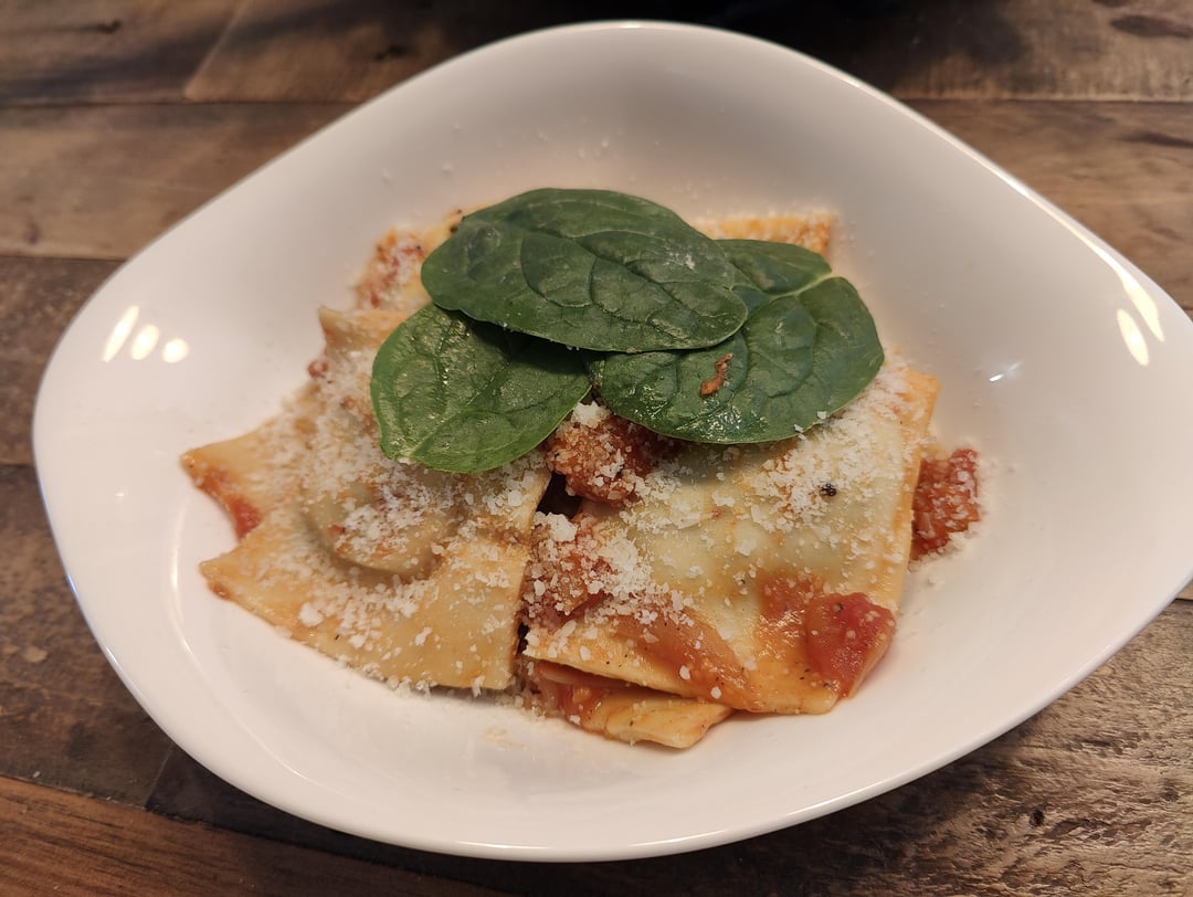 Aujourd'hui c'est moi qui régale : raviolis maison épinards ricotta et leur sauce tomate aux champignons