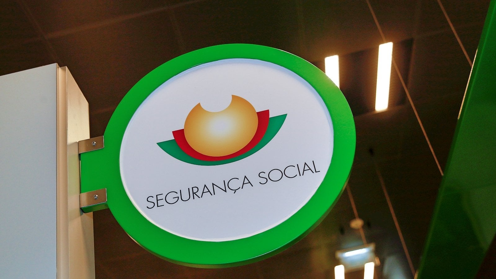 Novas regras da Segurança Social suspendem apoio a centenas de pessoas com incapacidades superiores a 60%.