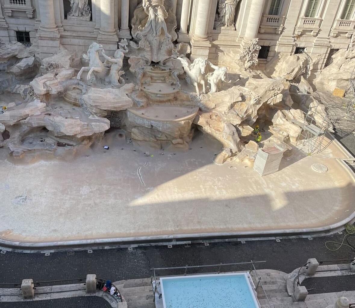 La Fontana di Trevi a Roma è stata svuotata per manutenzione e hanno messo una piccola piscina davanti così i turisti possono lanciare una moneta