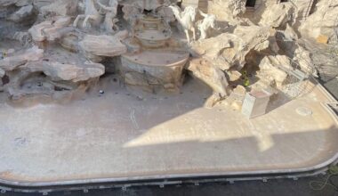 La Fontana di Trevi a Roma è stata svuotata per manutenzione e hanno messo una piccola piscina davanti così i turisti possono lanciare una moneta