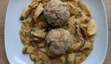 Schwammerlsauce mit Semmelknödel