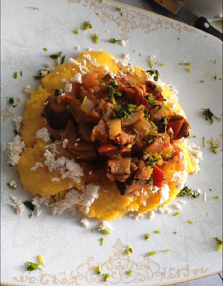 Roasted onion, bell peppers, garlic&mushrooms, hot peppers with tomato paste +polenta+teleme cheese!