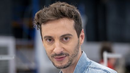 Thomas Jolly, le directeur artistique des cérémonies d'ouverture et de clôture des Jeux olympiques et paralympiques de Paris 2024, le 20 juin 2024. (BERTRAND GUAY / AFP)