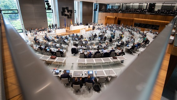 Die Abgeordneten sitzen im Niedersächsischen Landtag. © picture alliance/dpa/Julian Stratenschulte Foto: Julian Stratenschulte