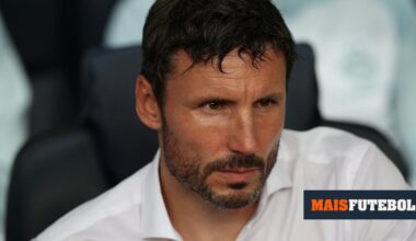 Atenção, Benfica: Van Bommel assume contactos para suceder a Schmidt