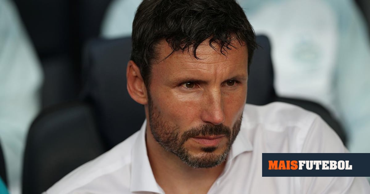 Atenção, Benfica: Van Bommel assume contactos para suceder a Schmidt