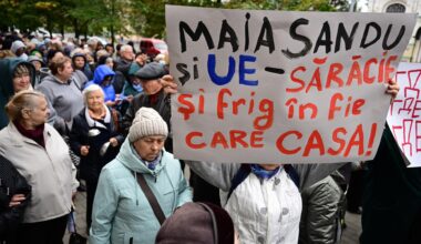 Ein Demonstrant hält ein Plakat mit der Aufschrift „Maia Sandu und die EU - Armut und Kälte in jedem Haus“ während einer Demonstration in der Hauptstadt Chisinau.