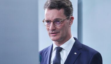 Hendrik Wüst gibt beim 36. Parteitag der CDU ein TV-Interview. Er trägt ein Anzug und eine Brille.