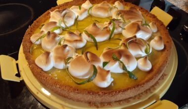 Tarte aux citrons verts, meringue et zestes