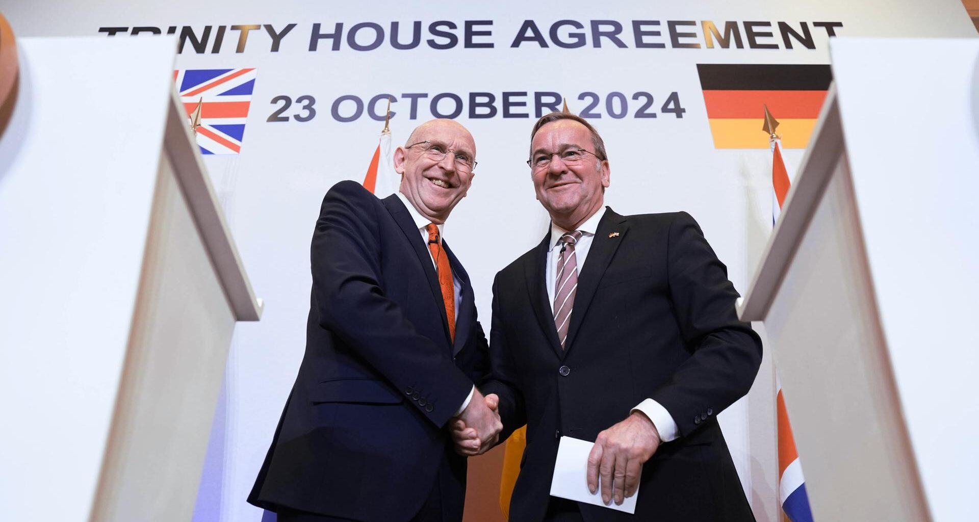 Großbritanniens Verteidigungsminister John Healey (l) und sein deutscher Amtskollege Boris Pistorius bei einer Pressekonferenz nach der Unterzeichnung eines neuen deutsch-britischen Verteidigungsabkommens im Trinity House in London.