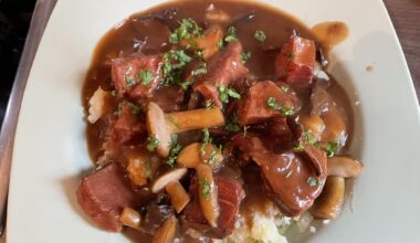 Kassler mit frischen Waldpilzen auf gestampften Kartoffeln