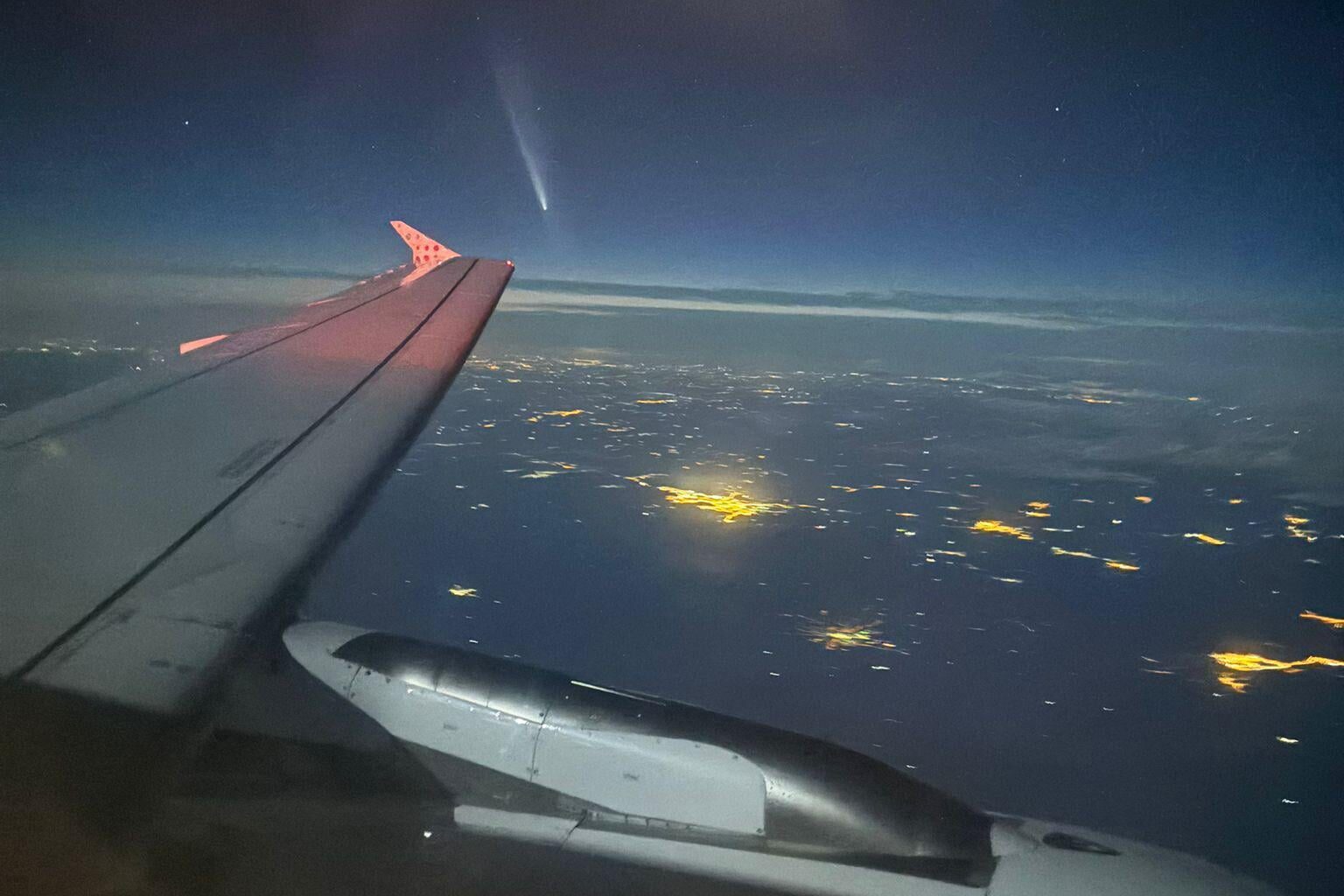 Cometa Tsuchinshan-ATLAS fotografado a partir de um avião aqui em Portugal.