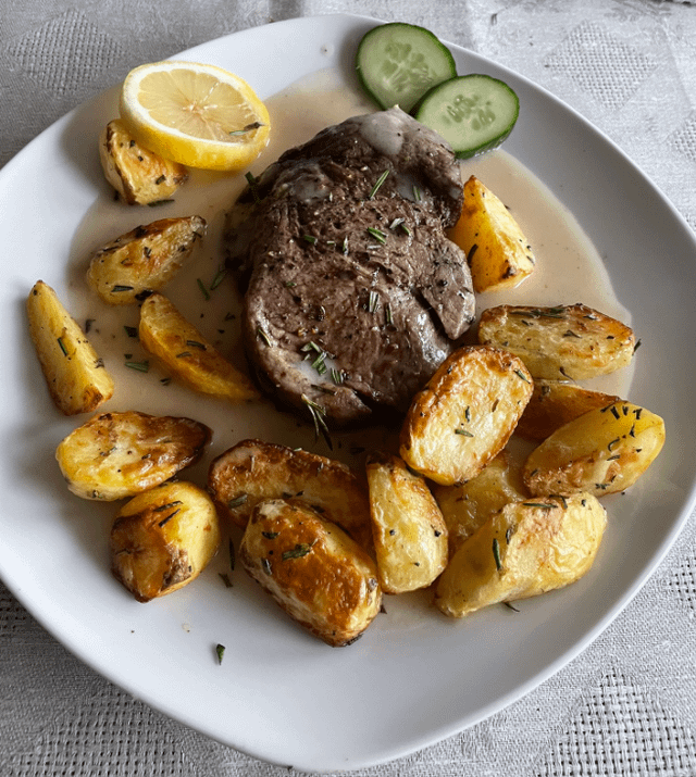 Helle Sauce mit Thymian und Salbei | Rosmarinkartoffeln | Filet