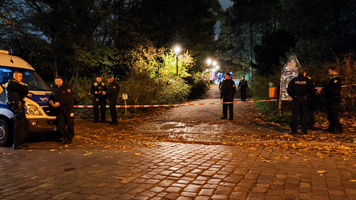 Polizei riegelt Park in Neukölln ab, um Gegenstand zu sprengen (Quelle: Morris Pudwell)