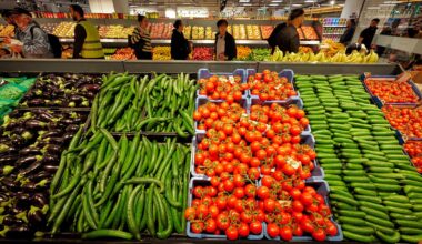 Die Gemüseabteilung eines Supermarkts in Essen