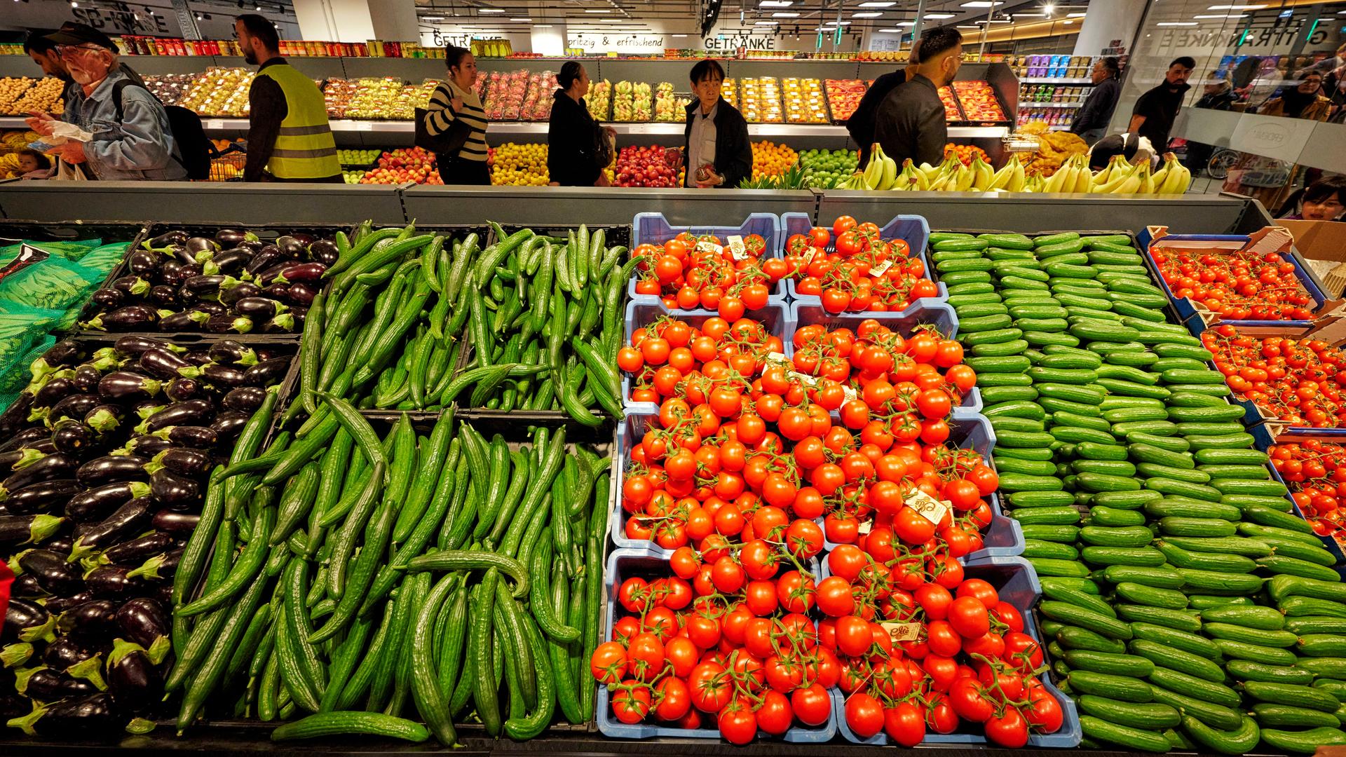 Die Gemüseabteilung eines Supermarkts in Essen