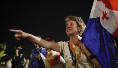 Georgia, la presidente rifiuta di riconoscere la vittoria dei filorussi: «Elezioni falsate». Ma Orbán vola a Tbilisi per festeggiare