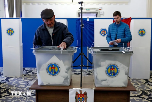 Moldova voters narrowly approve referendum to join the EU