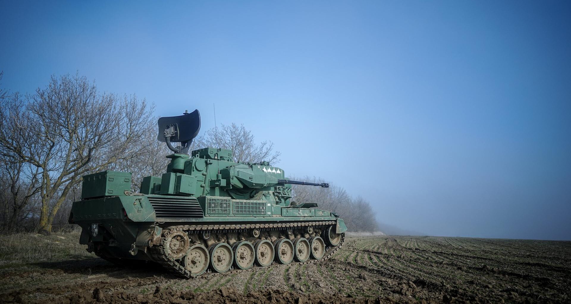 Ein Gepard fährt mit seiner Besatzung über ein Feld östlich von Odessa.