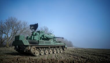 Ein Gepard fährt mit seiner Besatzung über ein Feld östlich von Odessa.