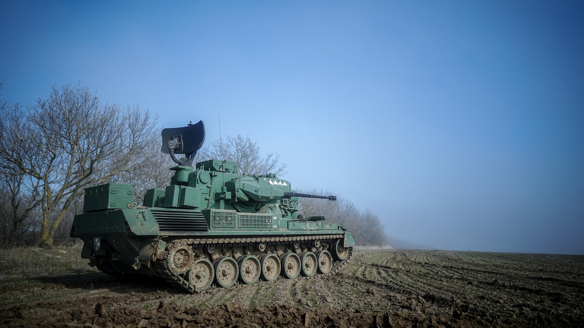 Ein Gepard fährt mit seiner Besatzung über ein Feld östlich von Odessa.