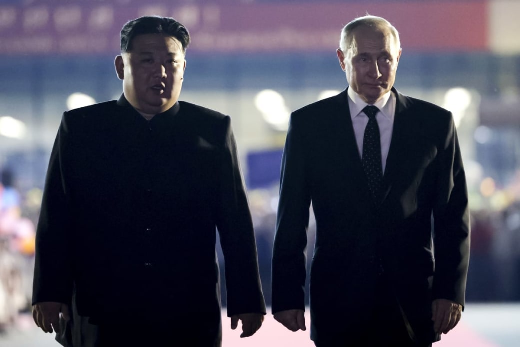 Auf diesem von der staatlichen Nachrichtenagentur Sputnik via AP veröffentlichten Foto steht Kim Jong Un (l), Oberster Führer von Nordkorea, während der Abreisezeremonie neben Russlands Präsident Wladimir Putin auf einem internationalen Flughafen außerhalb von Pjöngjang. Foto: Gavriil Grigorov/Pool Sputnik Kremlin/AP/dpa