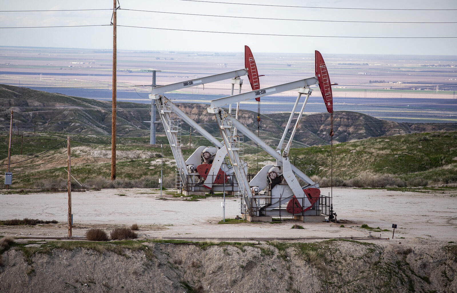 Oil pumps near a power plant along Elk Hills Road. The Elk Hills oil and gas field and power plant will be the site of a planned carbon capture project that stores carbon dioxide underground. Photo by Larry Valenzuela, CalMatters/CatchLight Local