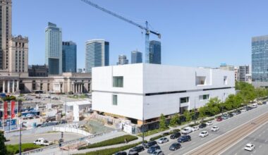 Guys, I dont wanna judge you as an foreign outsider, but why are you building museums looking like construction offices next to one of the cities landmarks, thus ruining the view on it?