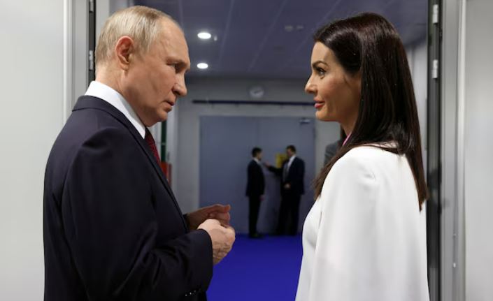 Putin speaking with Gagauzia's leader Evghenia Guțul