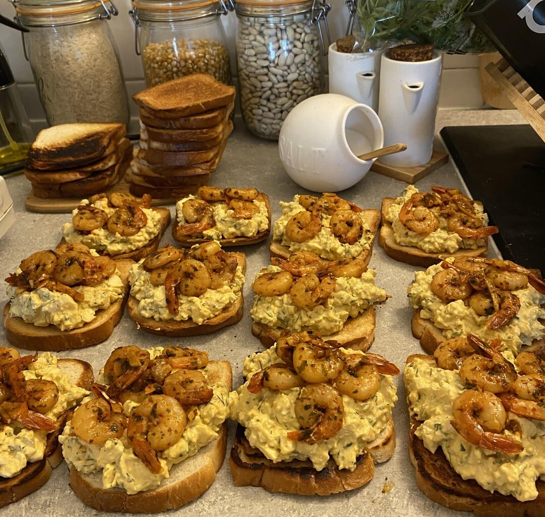 sandwich aux œufs et aux crevettes